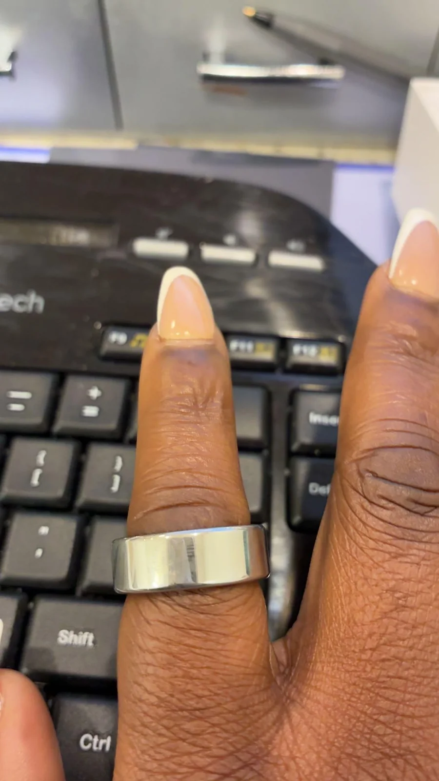 Customer photo of an R02 smart ring