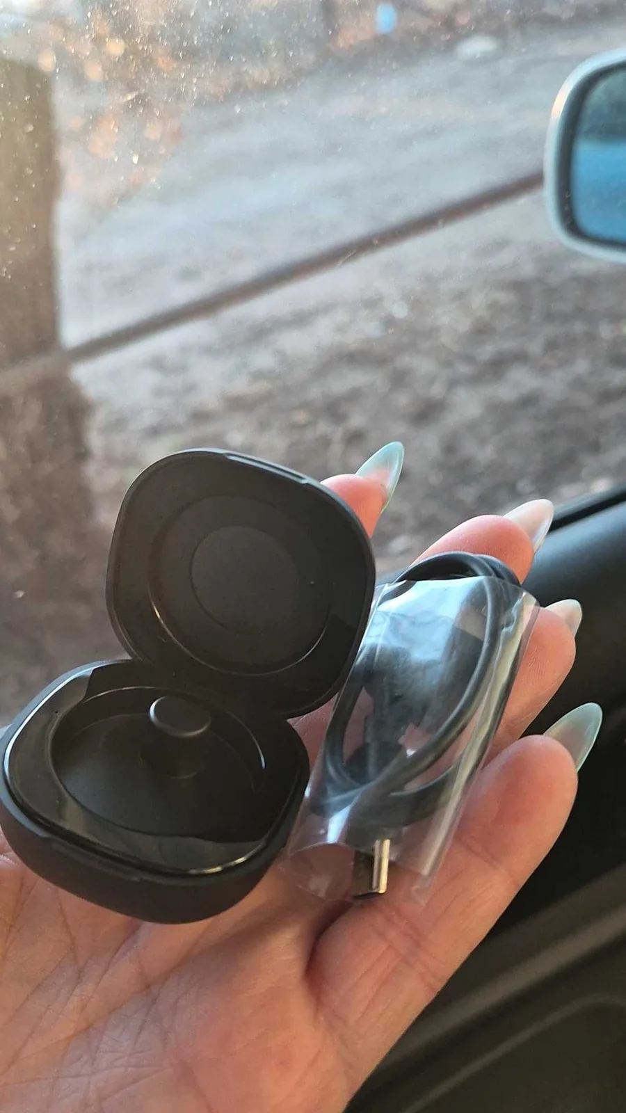 Customer photo of the smart ring charging case