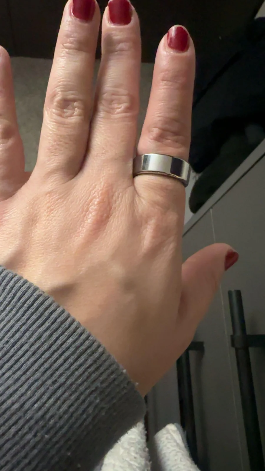 Customer photo of an R02 smart ring
